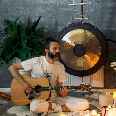 ДЕНИС БАРАНОВ: Специалист в области звукотерапии и гонг мастер, профессиональный бас-гитарист, перкуссионист, мультиинструменталист и композитор