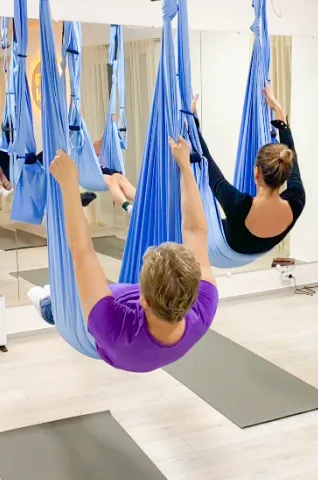 Fly Stretching в Бутуми в студии «Место Силы». Мягкая работа со связками и суставамив гамаках. Путь к лёгкости и шпагатам.