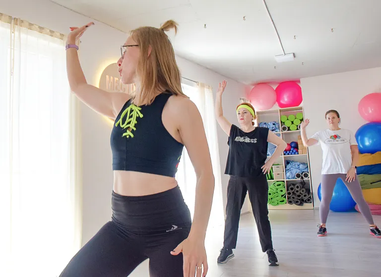Урок Зумба (Zumba) в студии «Место Силы» Батуми: танцевальная фитнес-тренировка.